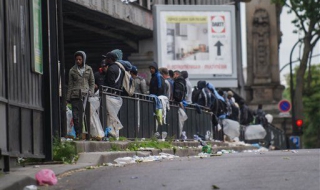 Френската полиция разруши имигрантски лагер в Париж