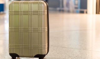 Изоставен куфар блокира района около Софийския университет