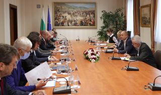 Румен Радев и експерти търсят решение за високите цени на тока и газа