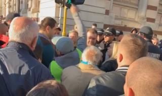 Мутренско поведение! Вижте какво правят ''стюардите'' от митинга в подкрепа на Гешев (ВИДЕО)
