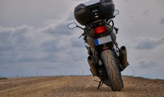 Извадиха мъртвец от ковчега му, за да го повозят на мотор (ВИДЕО 18+)