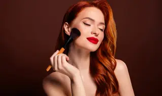 Гримьори посочиха основно правило преди макиаж; Стилисти изброиха дрехите, които добавят възраст