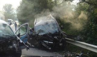 Трима ранени при челен сблъсък на пътя Банско-Гоце Делчев