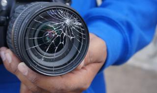 Туристи се нахвърлиха бясно срещу репортерка: "Тъпа ку**о" (ВИДЕО)