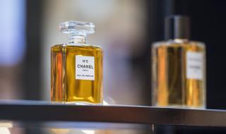 Коко Шанел представя легендарния парфюм Chanel No. 5
