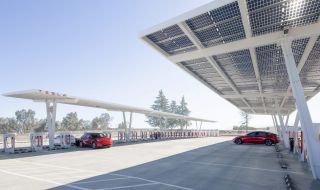 Tesla позволи на други електромобили да зареждат на техни станции 