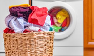 Защо се появяват петна по дрехите след пране?