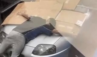 Мъж легна върху колата си, за да я предпази от градушка (ВИДЕО)
