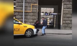 Нападнаха с нож полицай в центъра на Москва (ВИДЕО)