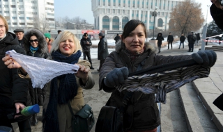 На протест с дантеленото бельо в ръка