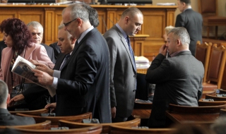Проучване: Парламентът и кабинетът продължават да губят подкрепа