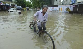 Брутални наводнения в Индия