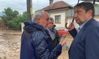 Министър Шишков: Паднали са 4-5 моста над реките Стряма и Татлъдере в Карловско