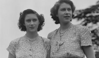 Кралица Елизабет и принцеса Маргарет - двете сестри, закрилящи се една друга 