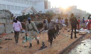 Взривовете в Сомалия убиха 50 души (СНИМКИ)