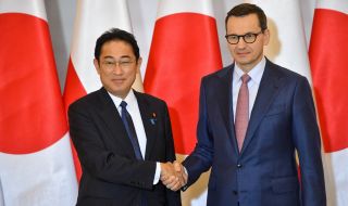 Японският премиер пристигна в Полша след визитата си в Украйна