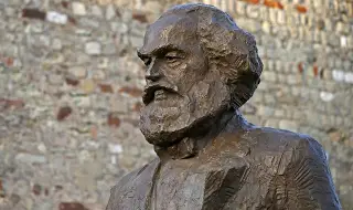 Веете ли знаме със сърп и чук, докато пиете "Старбъкс" – да знаете, че Карл Маркс се обръща в гроба