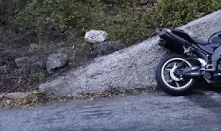 Motorcyclist fell from a 12-meter cliff near Debelets 