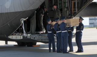 Започна извозването на телата на жертвите от MH17 за Холандия
