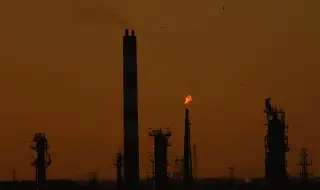 Цените на петрола спаднаха с над 2 долара, но остават около 100 долара за барел