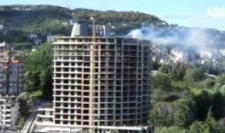 Пламна новострояща се сграда във Варна