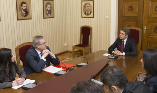 Президентът: През 2016 г. не трябва да допускаме нова спирала на политическа нестабилност