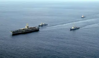 Шест лодки са приближили търговски кораб в Червено море край Йемен