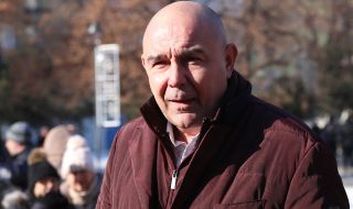 Калин Сърменов си остава шеф на "Сатирата"