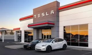 Акциите на Tesla се сринаха отново