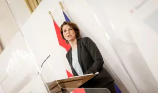 Опръскаха с червена боя австрийския министър Каролине Етщадлер 