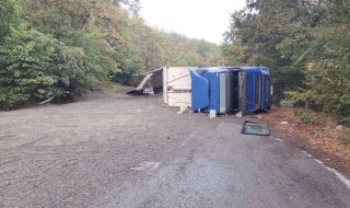  Обърнат ТИР, превозващ слънчоглед, затвори Ришкия проход СНИМКИ