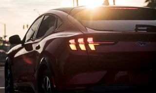 Ford упрекна Tesla за лошото ѝ качество, но веднага след това спря доставките на Mustang Mach E