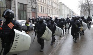 Руската полиция нахлу в домовете на редактори на студентско списание