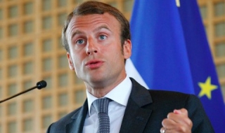 Френски министър получи яйце в главата
