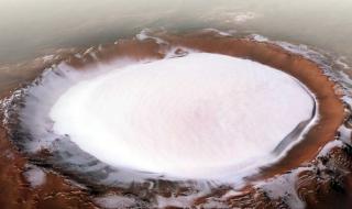 Полет над най-красивия кратер на Марс (ВИДЕО)