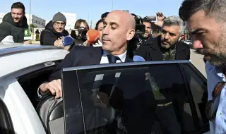 Чичото на Рубиалес го замеря с яйца на представянето на книгата му