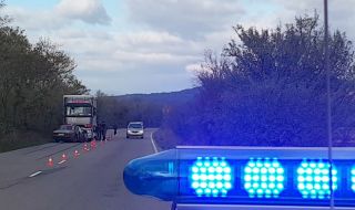 Катастрофа между лек автомобил и два камиона на пътя Русе – Велико Търново, има пострадал