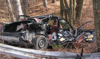 20-годишен шофьор е с опасност за живота след катастрофа