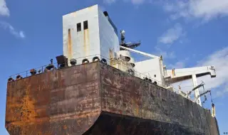 Кораб от сенчестия флот замърсява Черно море край Бургас?