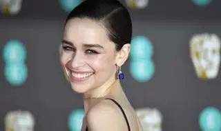 Емилия Кларк от "Игра на тронове" озадачи феновете с тоалета си в Париж (СНИМКИ)