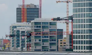 Who earns how much money in Germany and what does he spend it on?