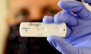 Приравняват антигенните тестове към PCR-ите, чака се министерска заповед