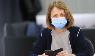 Фандъкова: Малко над 20% от учителите в София са пожелали ваксина