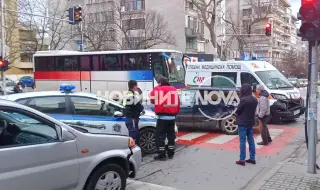 Линейка с пациент в тежко състояние и кола се удариха в Стара Загора