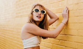 Гол модел се разходи из Ню Йорк "облечен" като коледен елф (СНИМКИ/ВИДЕО)