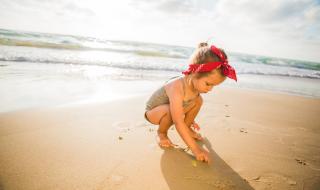 Майка се ужаси като видя какво падна от банския на дъщеря ѝ (ВИДЕО)