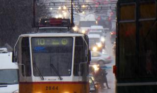 Трамвай осакати жена при нелеп инцидент в София