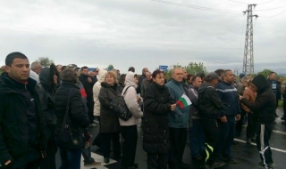 Съкратените миньори от мина "Черно море" получиха заплатите си