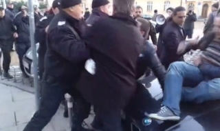 Задържаният при сблъсъците пред парламента остава в ареста (Видео)