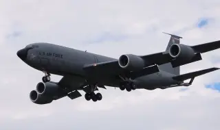 65-годишен военен Boeing KC-135R Stratotanker, излетял от Румъния, се завърна в Букурещ след авария над Гърция